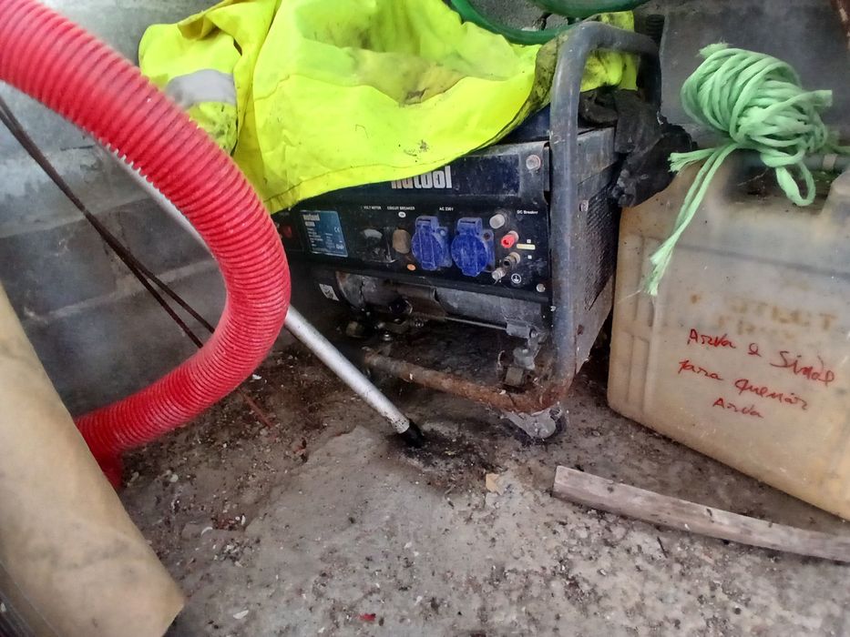 3 geradores energia a gasolina.