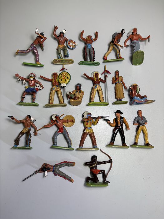 Продаются фигурки индейцев, ковбоев Elastolin.
