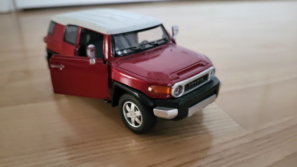 Czerwona Toyota cruiser - resorak