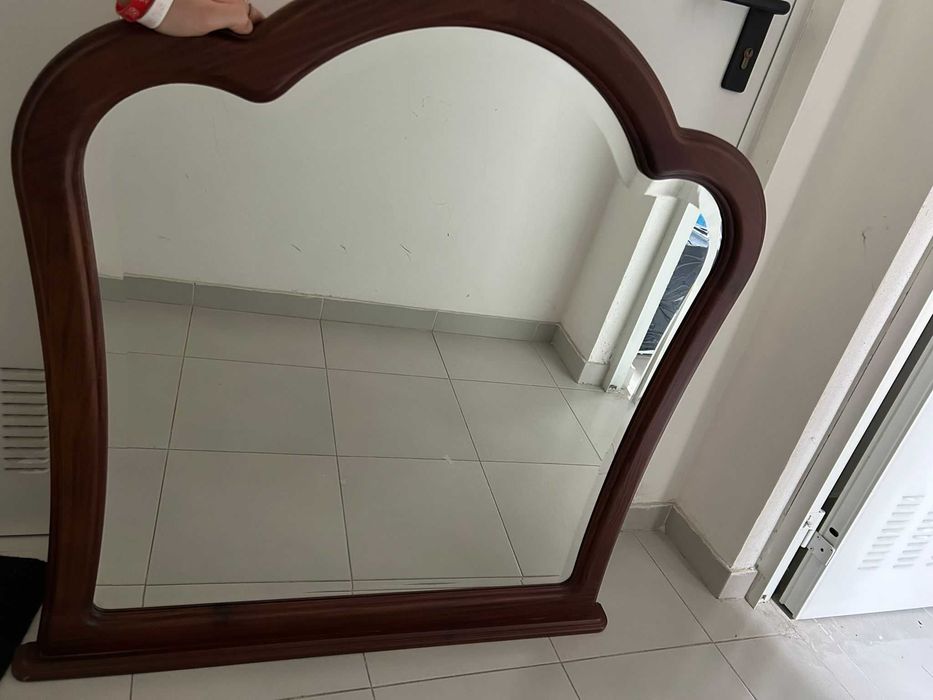 Espelho de parede com moldura castanha estilo clássico