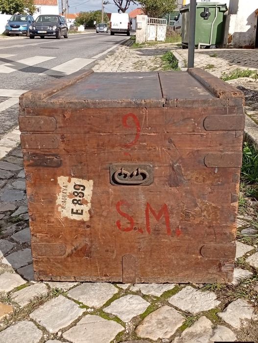 Baú antigo em madeira