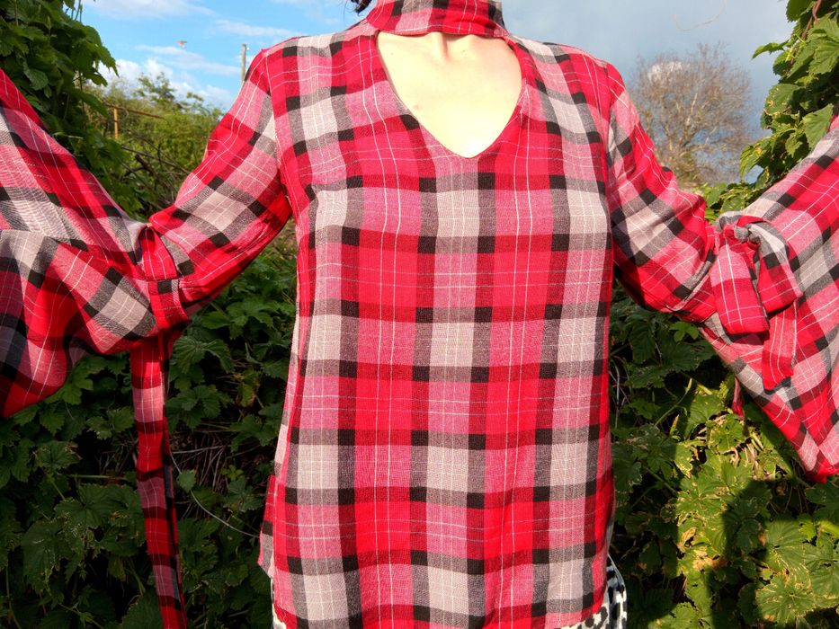 Яскрава блуза з рукавами - ліхтариками