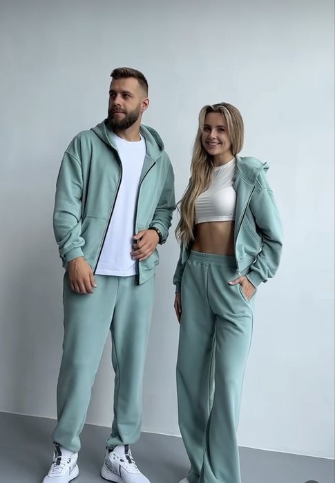 Чоловічий спортивний костюм