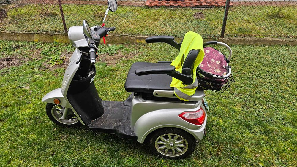 Skuter elektryczny trójkolowy