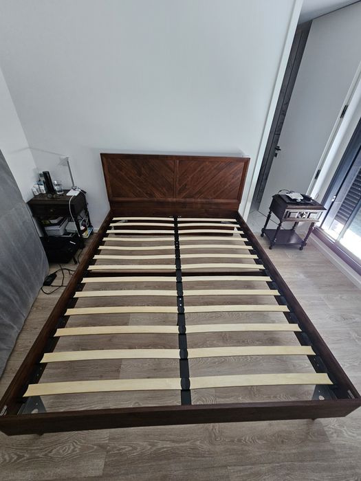 Uma cama de casal em Madeira Maciça