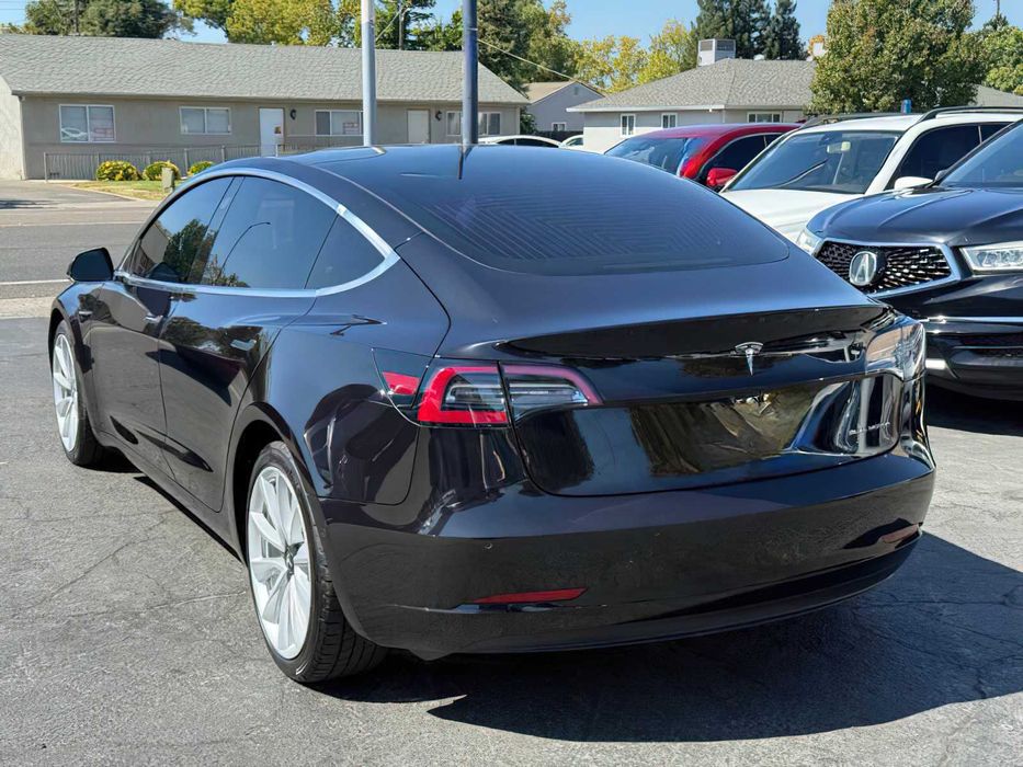 Tesla Model 3 Long Range      2018