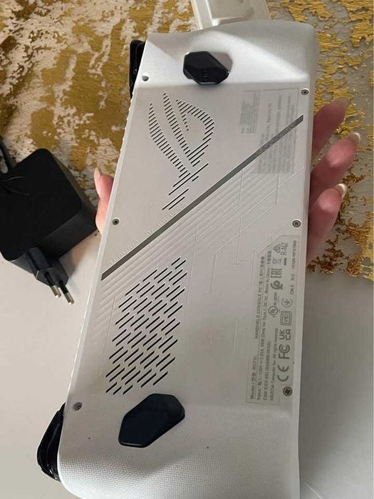 ASUS ROG Ally RC71L-NH001W – Edição Z1 Extreme