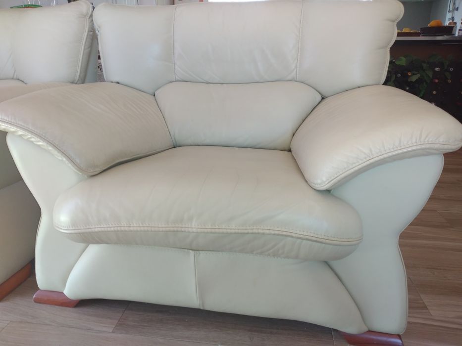 Conjunto de 3 sofas em pele em perfeito estado