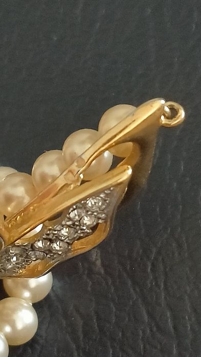 Colar pérolas com borboleta em prata