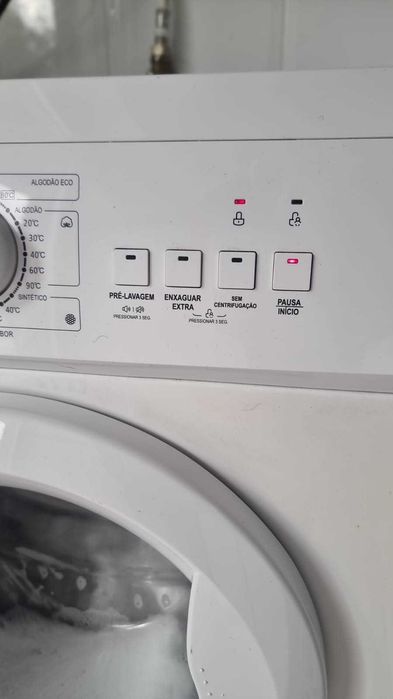 Máquina de lavar roupa Confortec CF5008 de 5kg em ótimo estado.