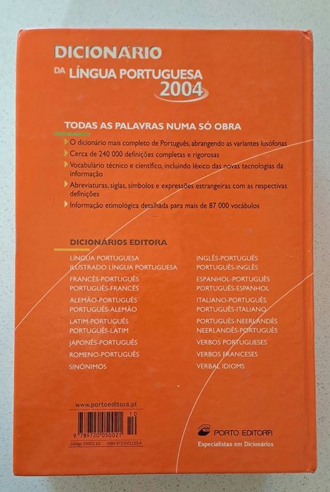 Dicionário de Língua Portuguesa com 1812 páginas, da Porto Editora.