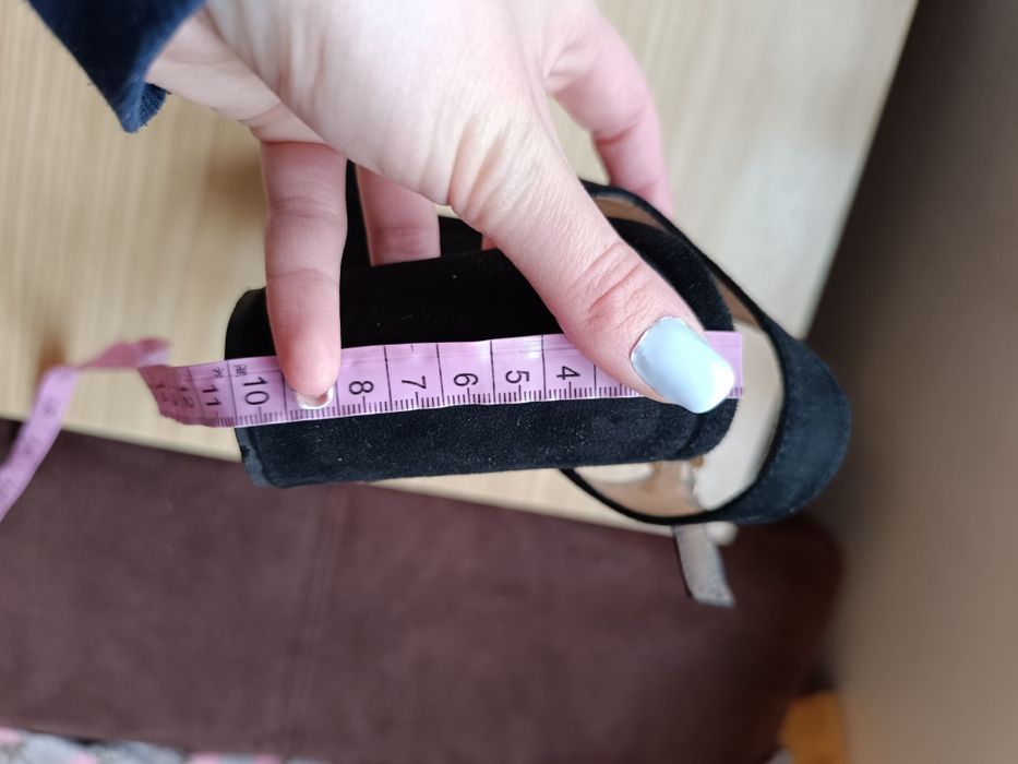 Czarne sandałki na słupku 39