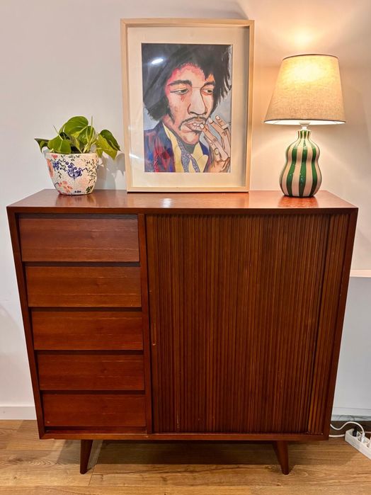 Aparador vintage em madeira com porta de correr