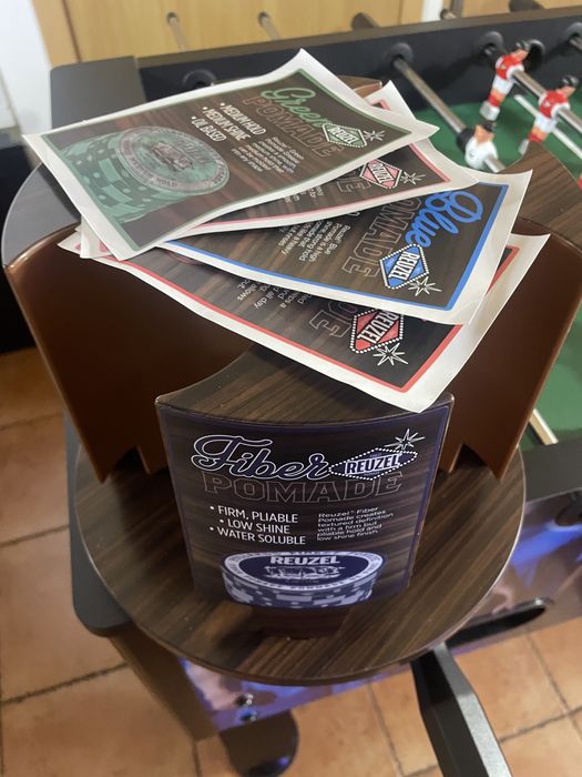 Barber stojak display na pomady Reuzel