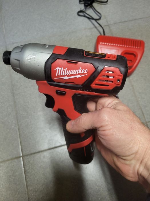Milwaukee M12 імпакт 2462 гайковерт