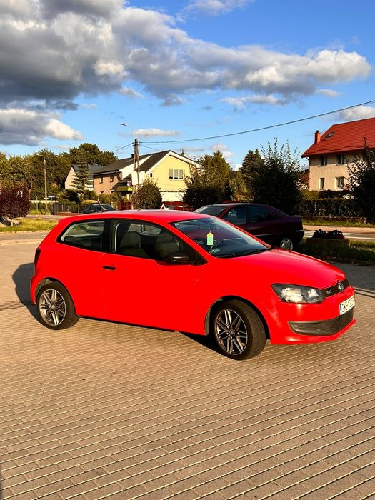 Piękne czerwone VW POLO