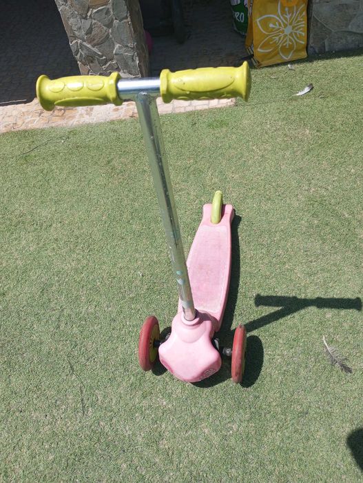 Trotinete rosa em bom estado