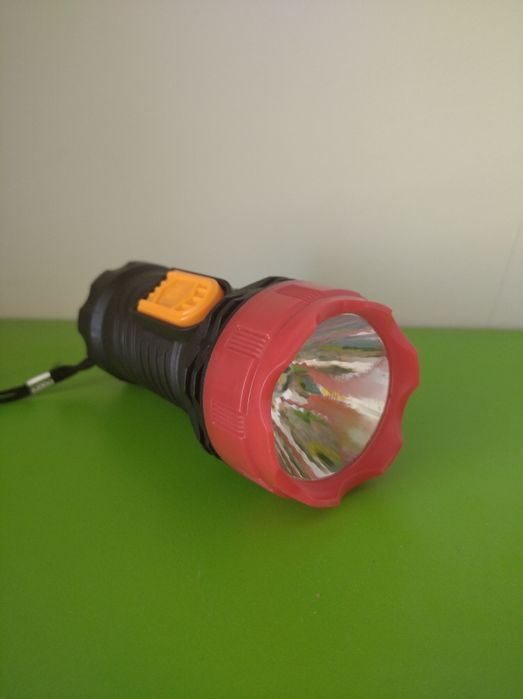 Ліхтарик пластмасовий