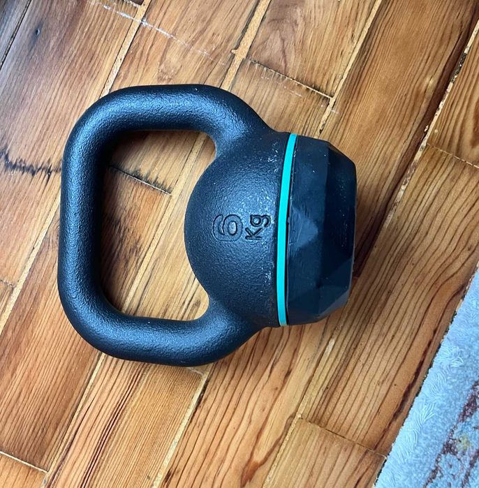 Kettlebell 6 kg – pega larga, cor preta.
Kettlebell 6 kg