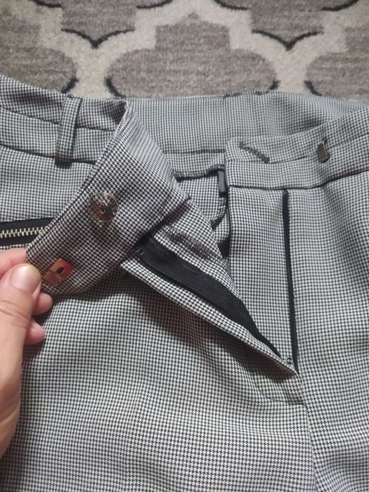 Spodnie materiałowe damskie do kostek cygaretki w drobną kratkę