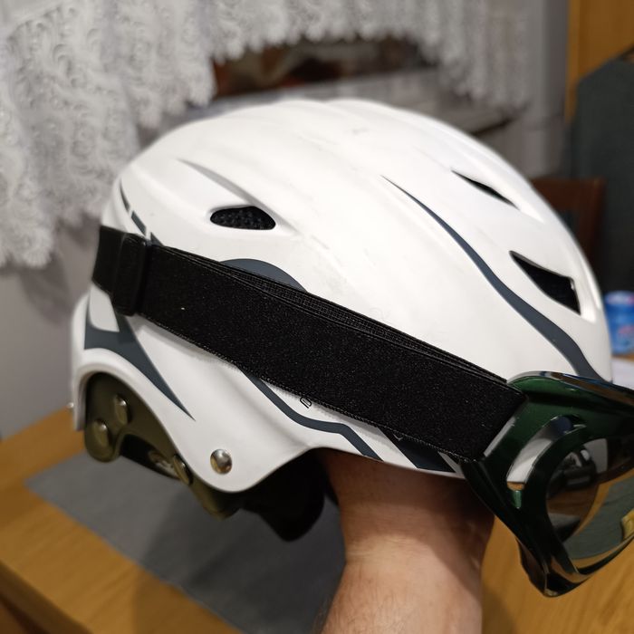 Kask narciarski z goglami