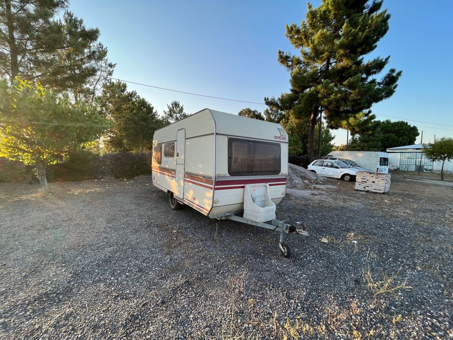 Vende-se caravana clássica para restauro