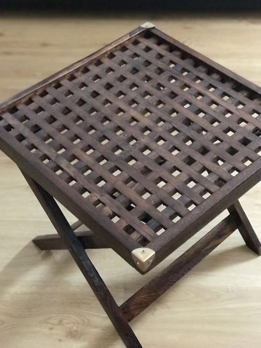 Cadeirao e mesa de jardim em madeira