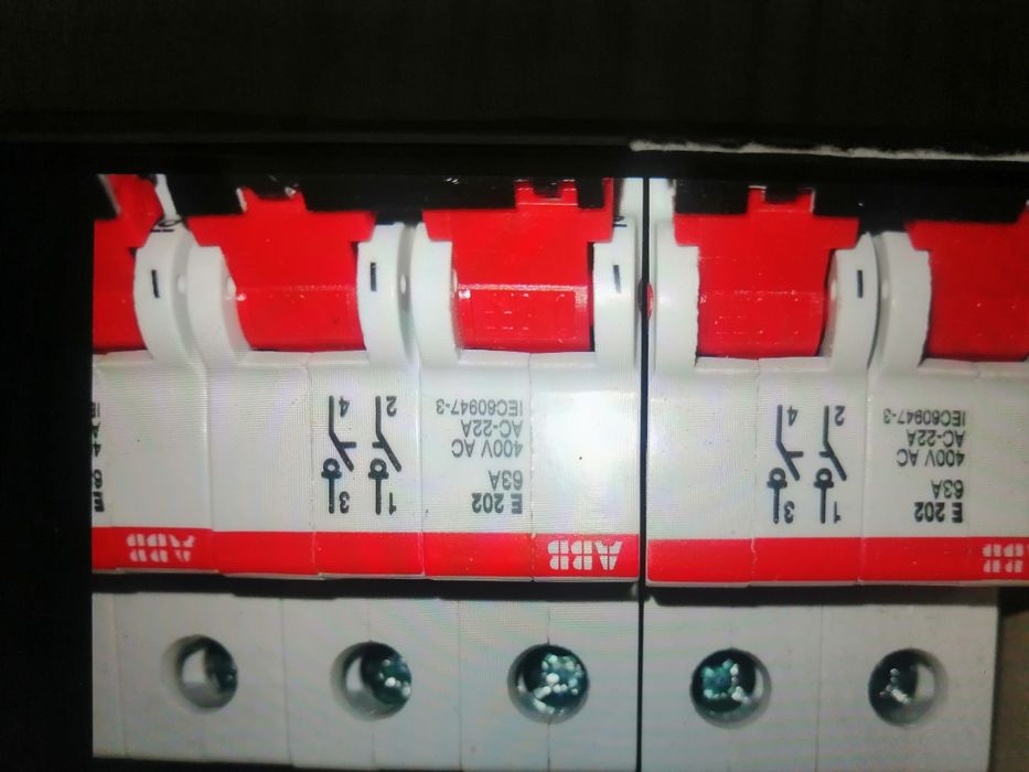 Vários disjuntores novos