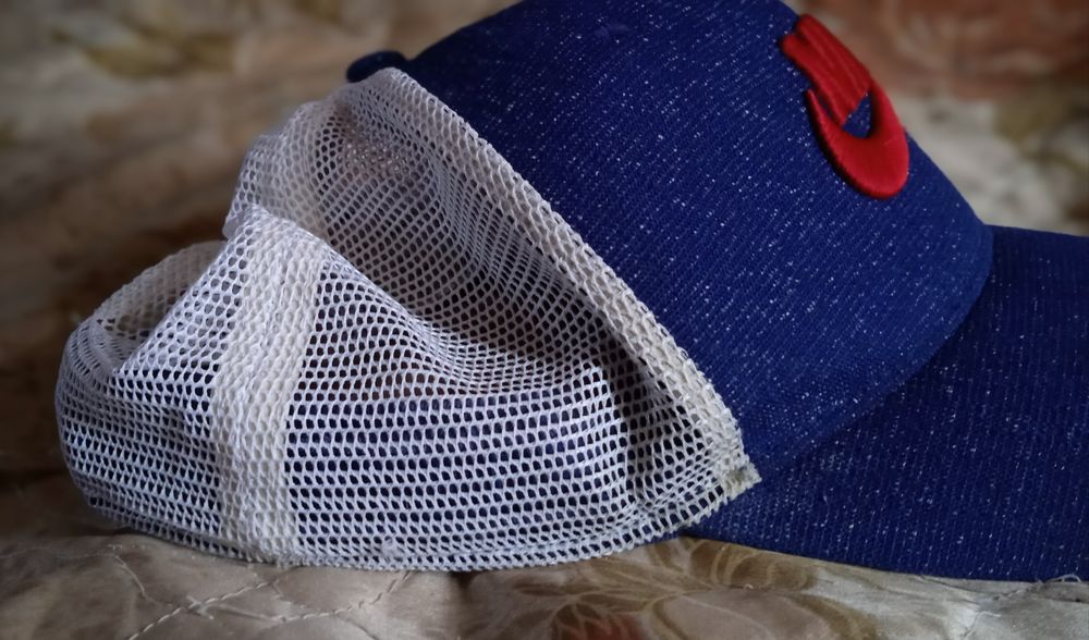 кепка Nike синьо біла з регулюванням розміру і вишитим логотипом.