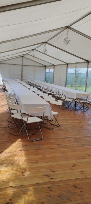 Namioty stoły krzesła scena hala namiotowa