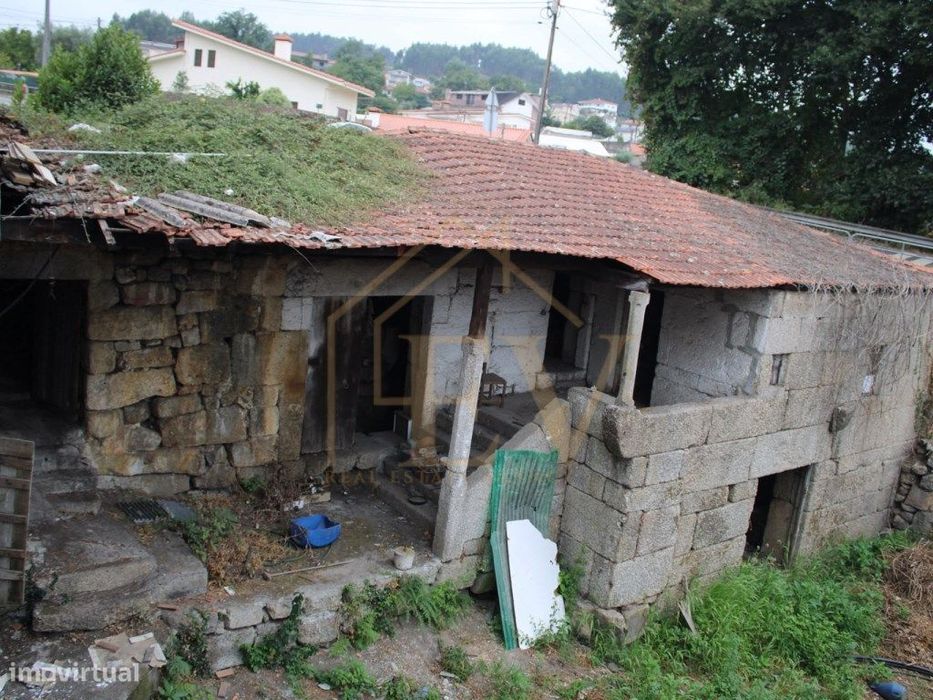 Moradia T4 para Restauro Total em Lordelo, Guimarães