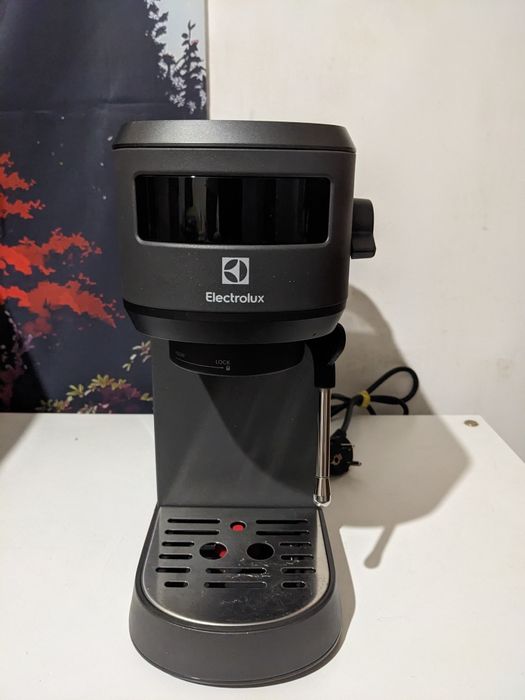 Кавоварка Electrolux E6EC1-6BST