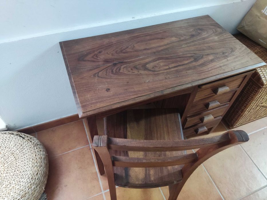 Secretária antiga de nogueira em excelente estado