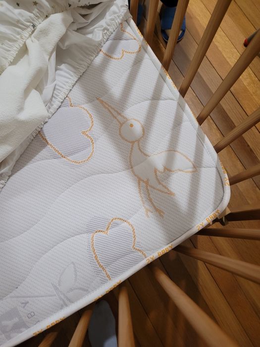 Cama de bebê e colchão