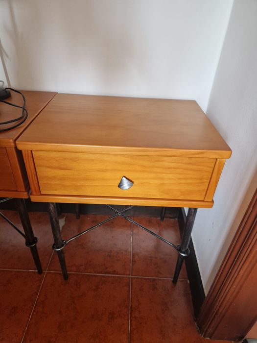 Cama com colchão com mesas de Cabeceira e Toucador