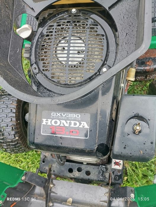 Trator corta relva