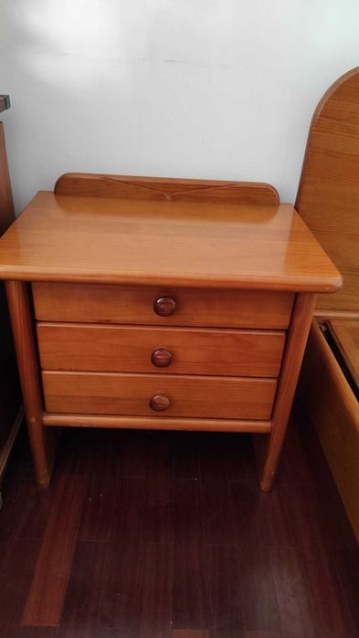 Conjunto de quarto Saint Clair — cama, mesinha e espelho
