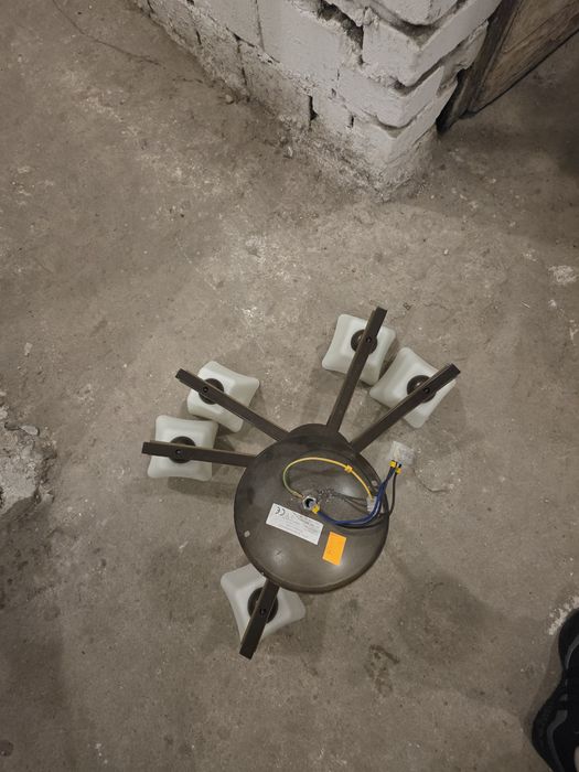 Lampa sufitowa z możliwością ustawiania ramion