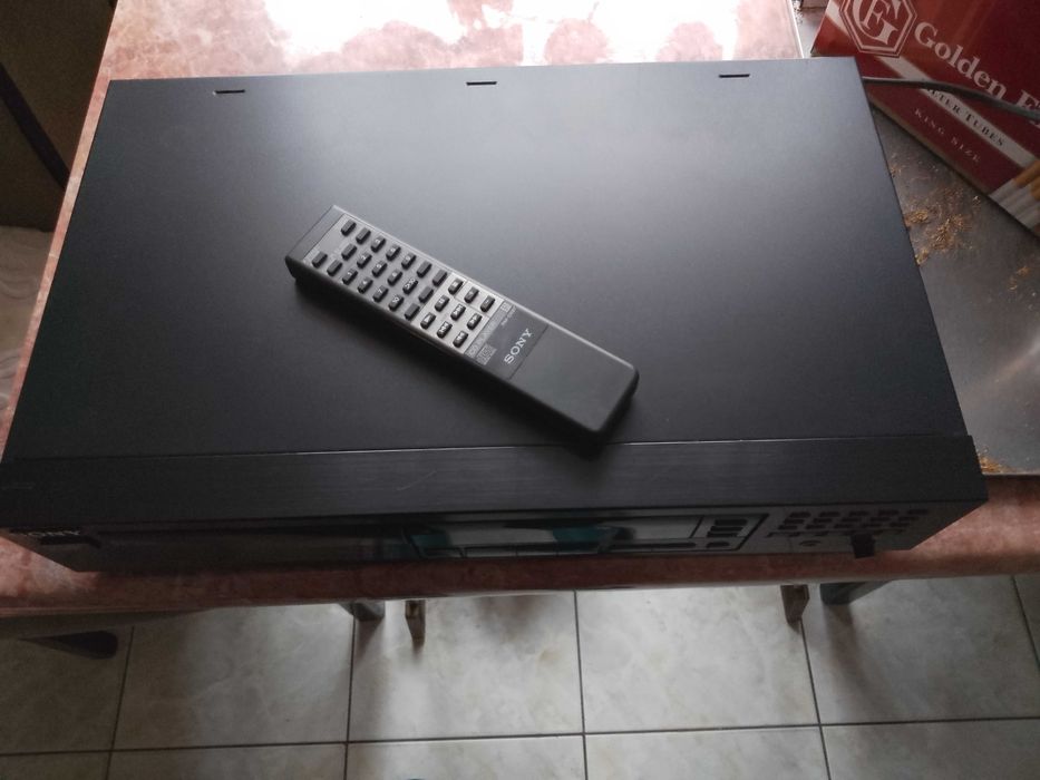 CD Sony cdp-395. Pilot sprawny w 100%.  stan bardzo dobry.