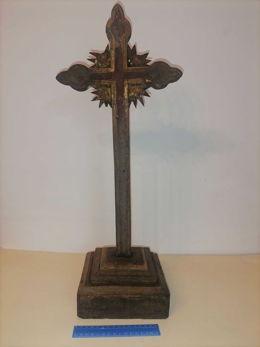 Cricifixo antigo de madeira com base