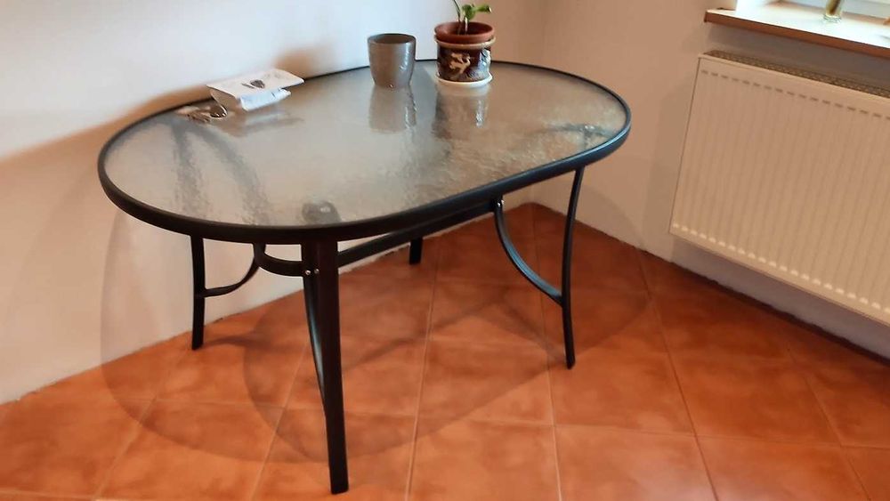 Stół owalny  ze szklanym blatem.
