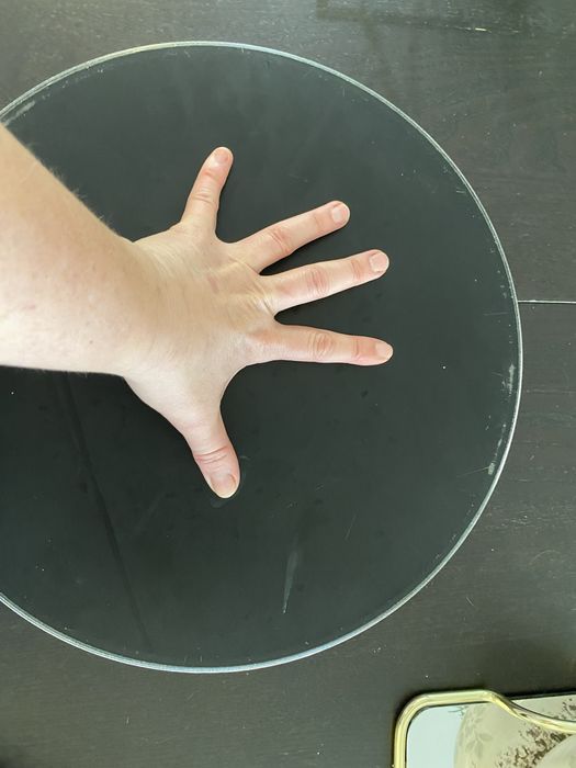 Bandeja circular com algum desgate na tinta