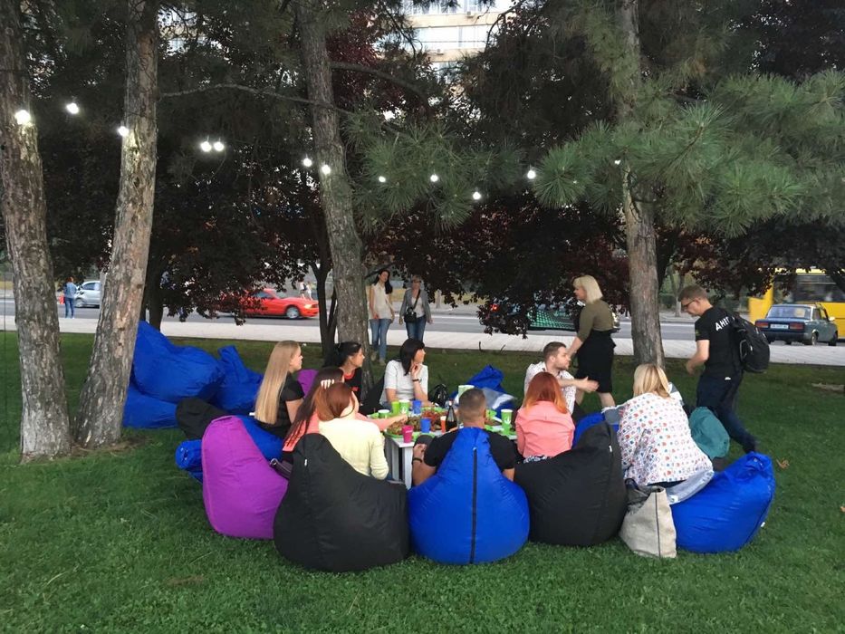 Аренда кресло-мешков груша пуфы-кресла и столики на прокат, пледы