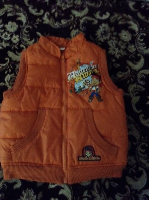 Продам фирменную жилетку на 1,5- 2 года ,,DISNEJ"