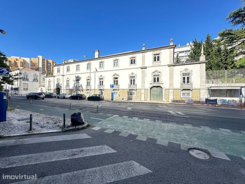 Loja com 6 lugares de parqueamento, 2 wc, na Alameda Linha Torres