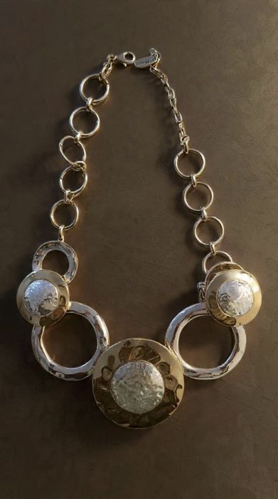 Colar de elos circulares dourado e prateado