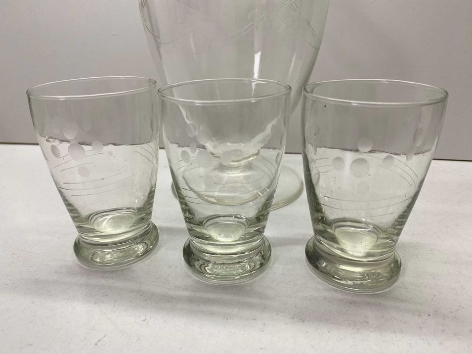 Conjunto de 1 Garrafa e 3 copos Transparentes com Enfeites
