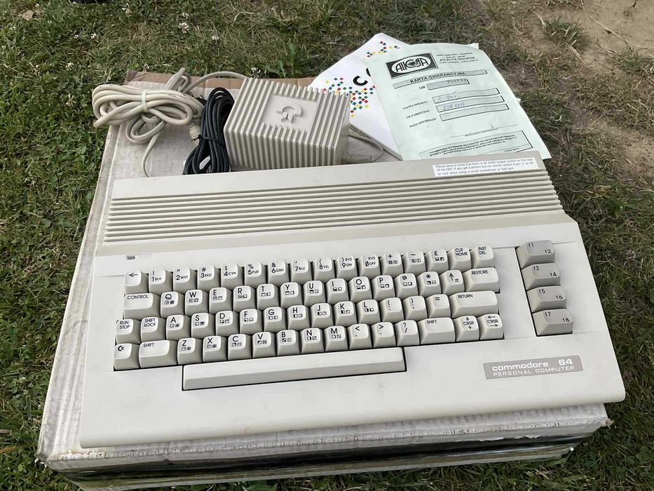 Commodore 64 C komputer  + zasilacz + instrucja + karta gwarancyjna