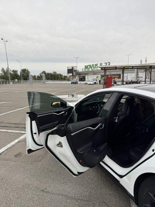 Tesla Model S P85