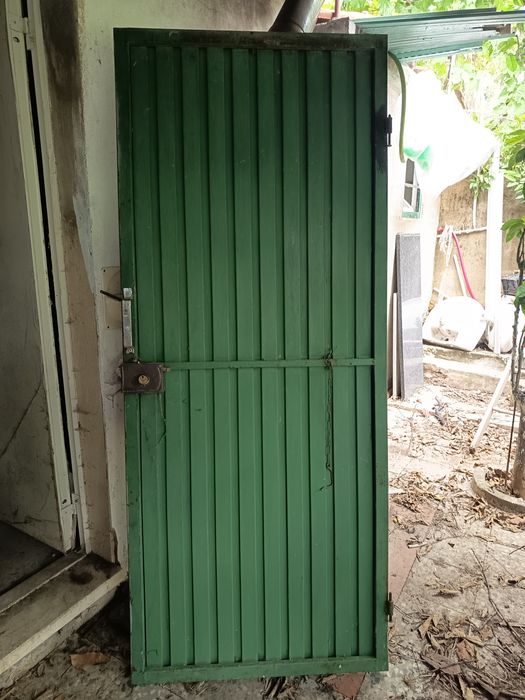 Portão de chapa em estado razoável